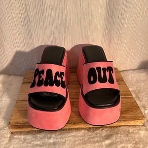 Delias Groovy Vegan Suede Peace
Out Peep Toe Platform Slides